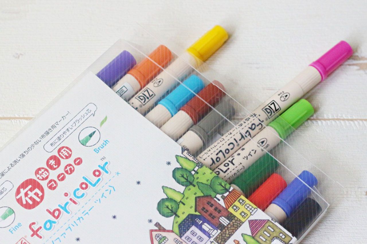 今回は布専用、洗濯しても落ちないペンを使用。写真は多色がセットになったものだが、1本売りもあり1本200～400円で購入できる