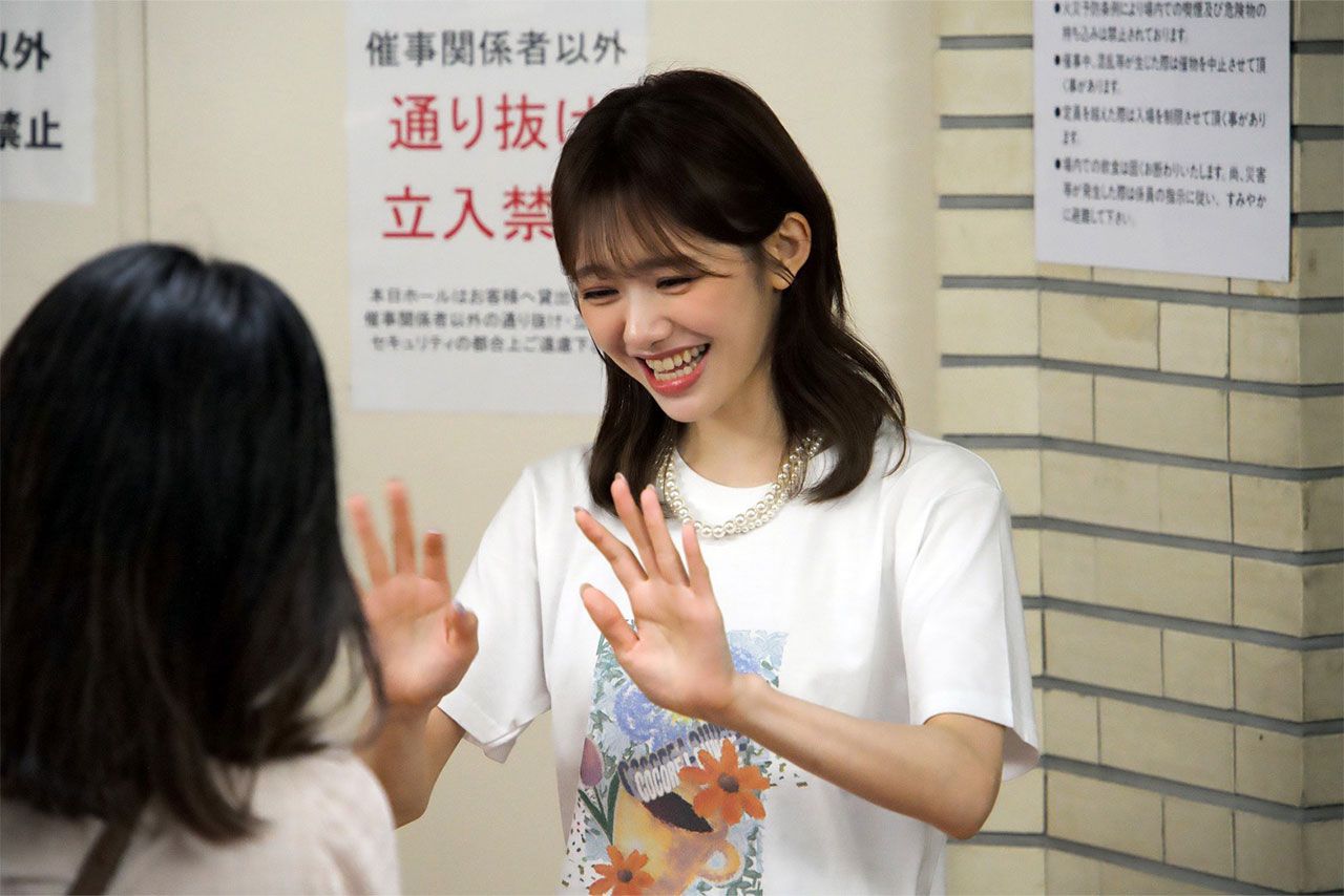 お見送り会でファンと交流する加藤心
