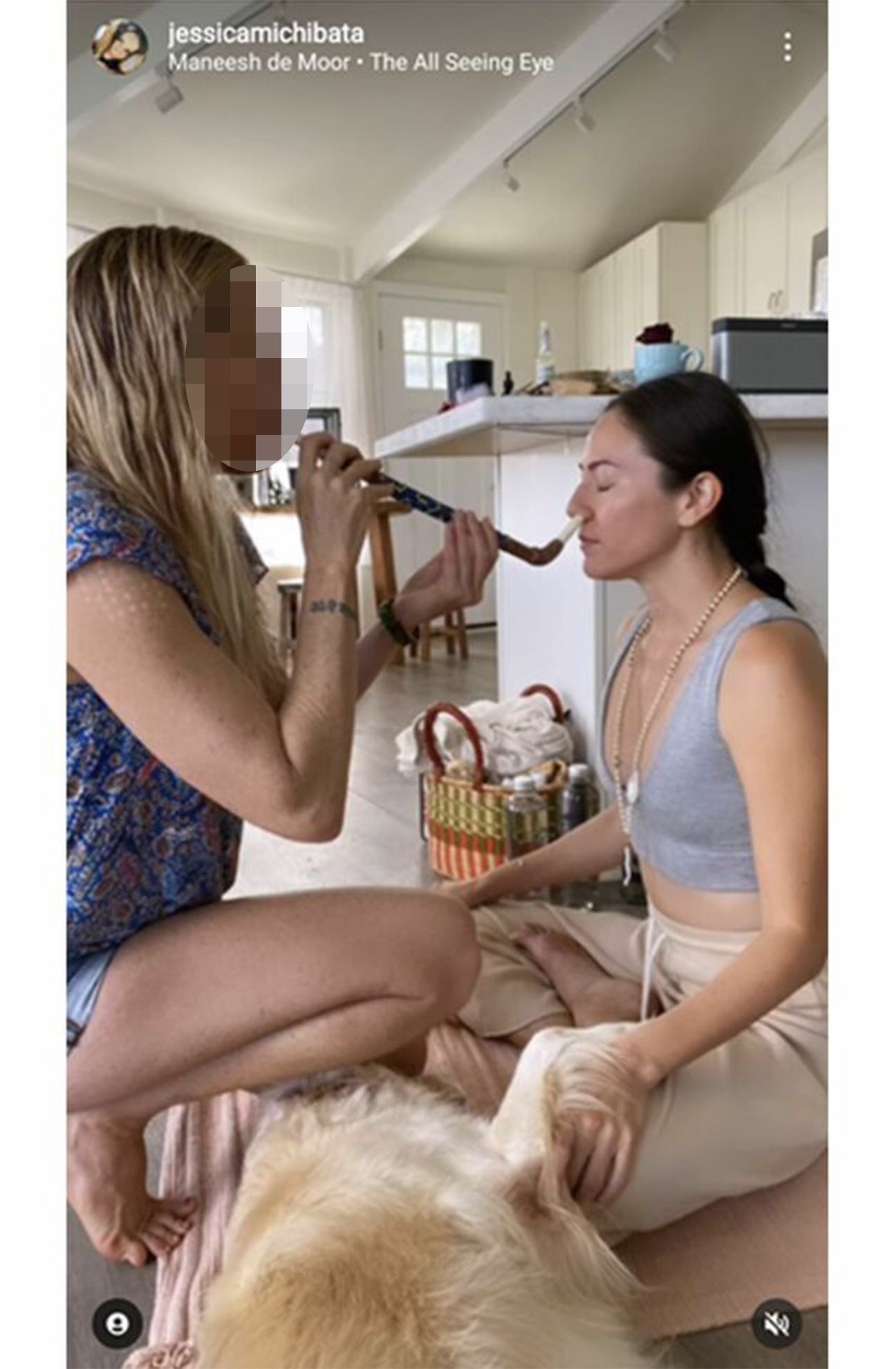 体内に蛙の毒を取り込む様子（道端ジェシカのInstagramより）