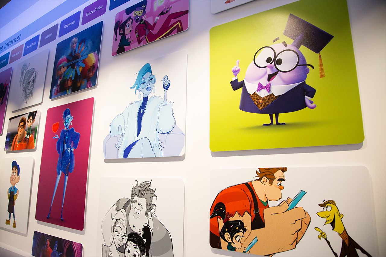 壁はギャラリーに。アニメーターが手がけたキャラクターデザインがズラリと並ぶ　(c)2018 Disney. All Rights Reserved.