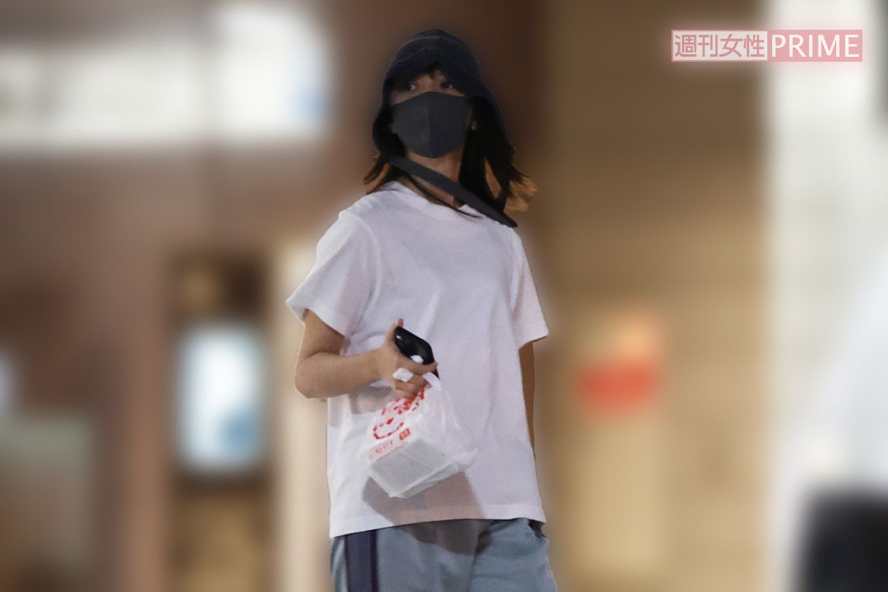 2025年9月中旬の夜8時ごろ、ホテルから出てきた上白石萌歌。変装姿でも、大きな瞳が印象的
