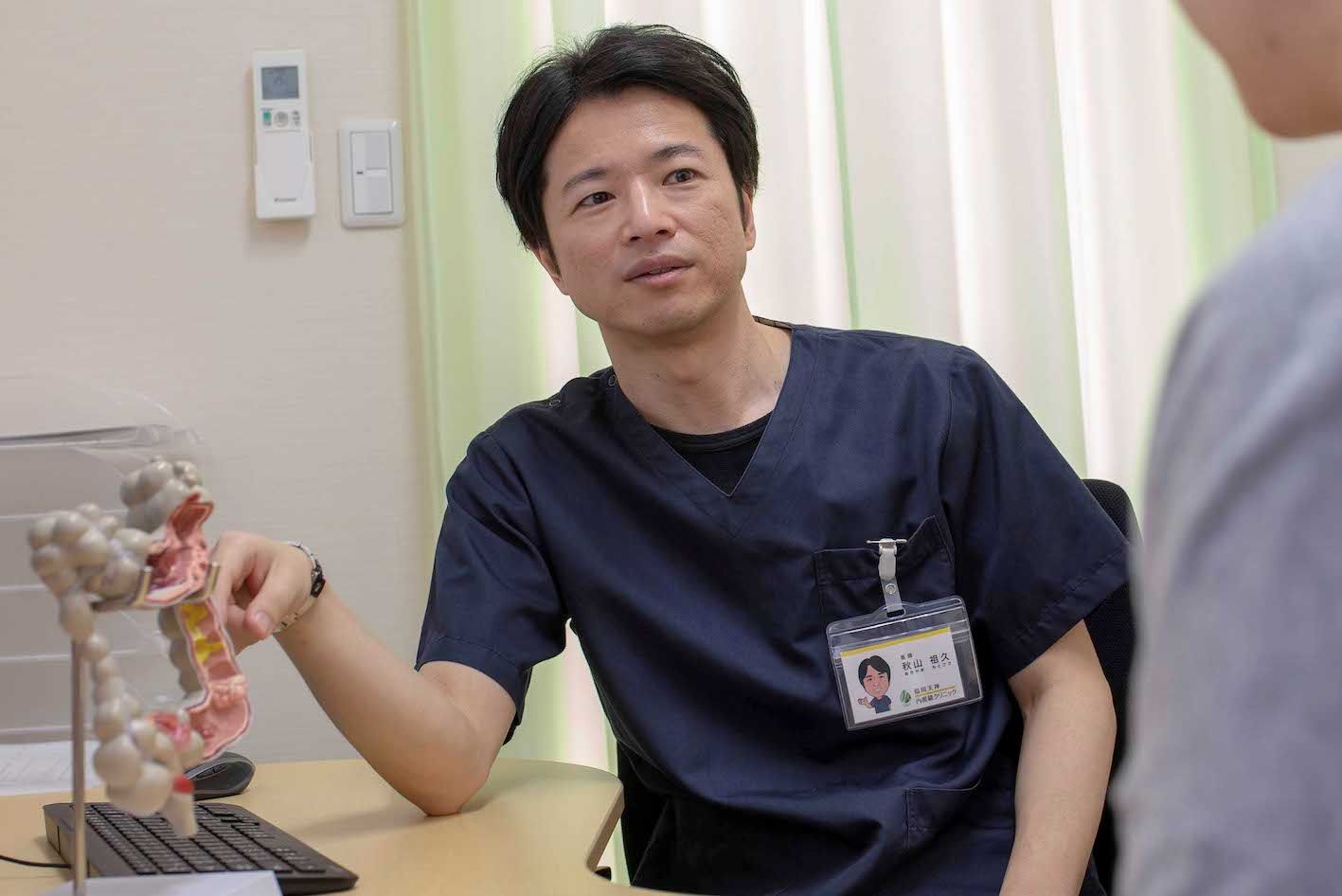 秋山祖久先生　医学博士。日本消化器病学会専門医、日本消化器内視鏡学会専門医、日本肝臓学会専門医。長崎大学医学部卒業後、長崎大学消化器内科に入局。多くの総合病院勤務を経て、福岡天神内視鏡クリニック院長に就任。年間4000例以上の内視鏡検査を行っている。