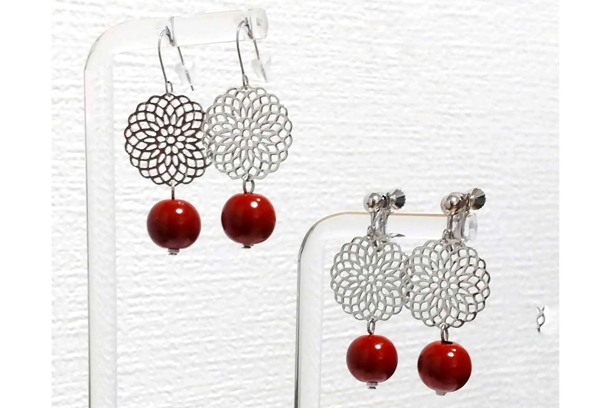 ワンポイントとなっている赤い珠が輪島塗の技法で作られているという。価格は税込み5500円（ブランド公式HPより）