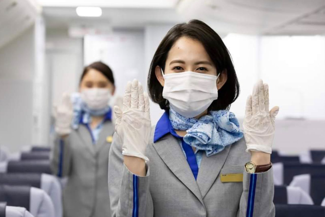コロナ禍の客室乗務員はマスク＆手袋がデフォルト　※画像は『ANA』公式Facebookより