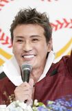 新庄剛志(日本ハム監督)。美容医療や整形を行うなど、野球界一の美容家。スキンケアも野球も試行錯誤を繰り返す(写真/共同通信より)