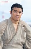 鈴木亮平。NHK大河ドラマ『西郷どん』クランクアップにて(2018年11月)