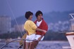ハワイハネムーンで報道陣の前で堂々と抱擁する松田聖子と神田正輝(1985年6月)