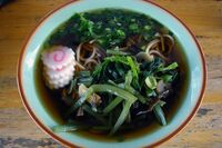 全国各地の駅そば、「つゆ」「ねぎ」「盛りつけ」の“境界線”はいったいどこ？