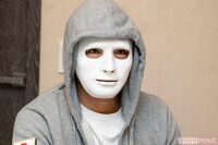 時給日本一のYouTuber・ラファエル、仮面の下に隠されたハートフルな“素顔”