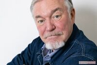 「山形弁を話すヘンな外国人」ダニエル・カールさん、英語指導者からあれよあれえよとタレントへ「僕が山形…