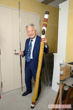 マサイの首長から直々にプレゼントされたマサイのシンボルともいえる槍とホルンは「自分たち日本人を信頼してもらった証」。今も大切にしている家森先生の宝物だ　撮影／渡邉智裕