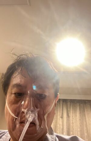 肋骨7本の骨折で酸素吸入をしている原口氏(原口氏のXより)