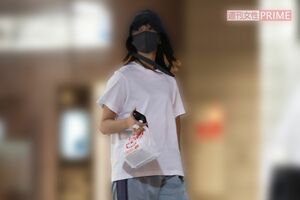 2025年9月中旬の夜8時ごろ、ホテルから出てきた上白石萌歌。変装姿でも、大きな瞳が印象的