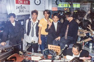 デビュー日当日の9月21日にプロモーションでTOKYOFM渋谷スペイン坂スタジオへ。5人をひと目見ようと、ガラス張りのラジオブースの外にファンが詰めかけた