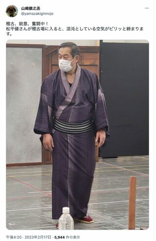 共演予定だった松平健を紹介する山崎銀之丞（本人のツイッターより）