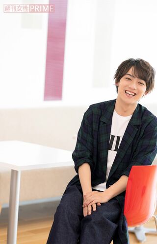 くだけた笑顔を見せる辰巳ゆうと（撮影／伊藤和幸）