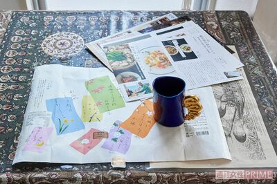 包装紙はランチョンマットに。最近では古本の留め金をはずしてバラした紙も活用している（撮影／廣瀬靖士）