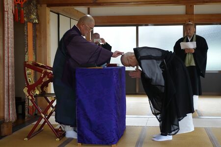 禅僧の修行や生活を体験しつつ座学を学ぶ