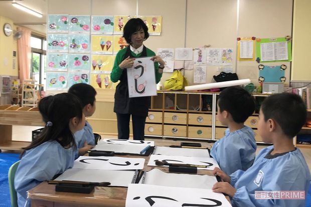 「お習字教えてくれてありがとう！」と言ってくれる園児にかこまれて