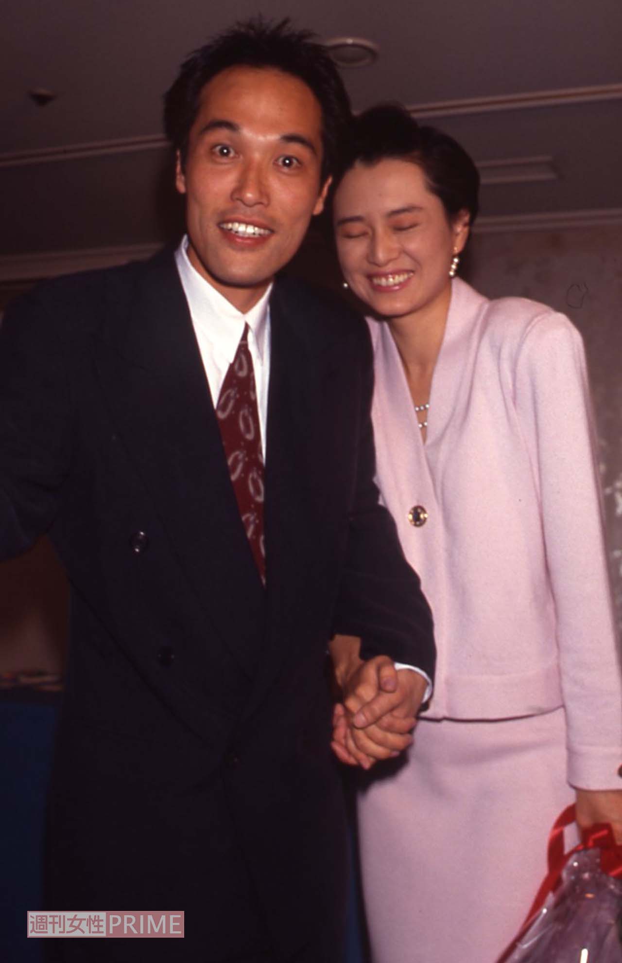 1990年3月、当時人気絶頂の女優かとうかずこと結婚会見に臨んだそのまんま東（東国原英夫）