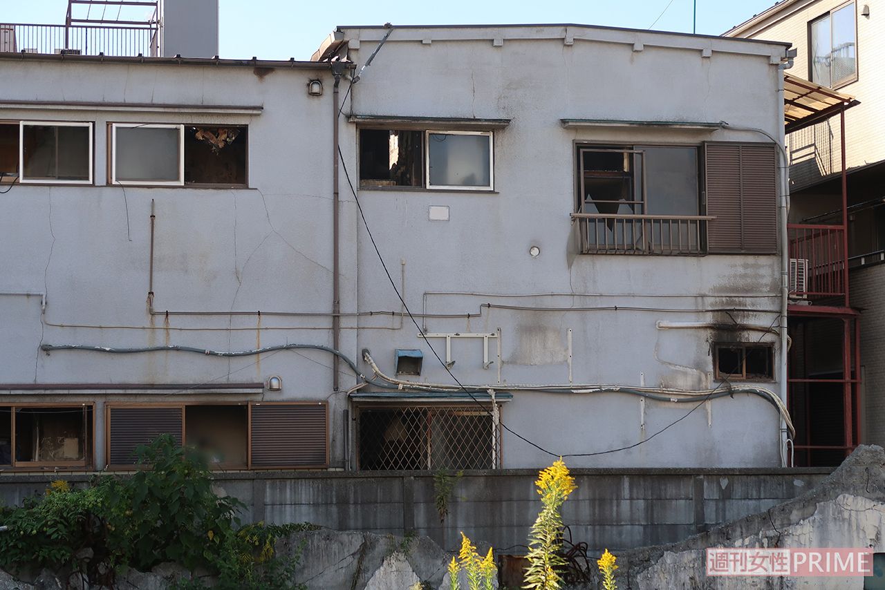 燃えたアパートの裏側。窓ガラスは割れ、すすが残っている