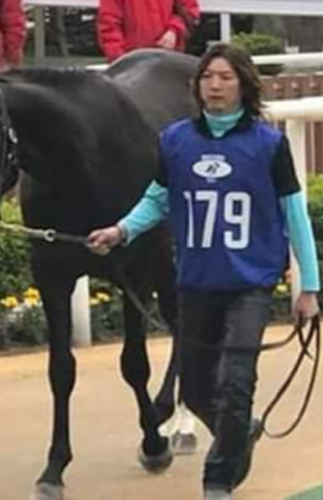 競馬場で育てた馬を引く関谷さん（フェイスブックより）