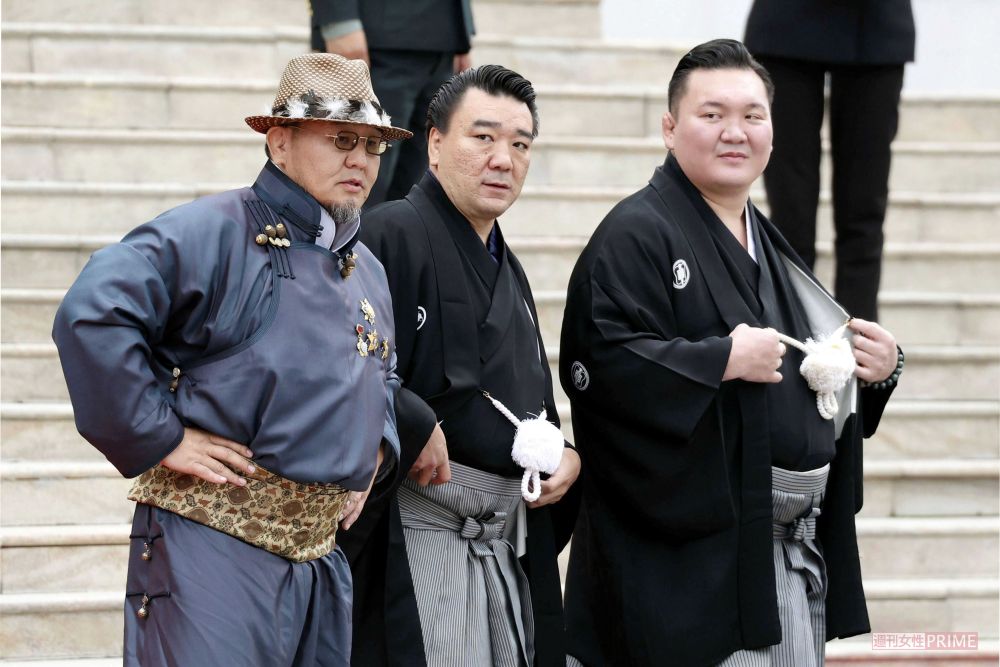 7月8日、ウランバートルでの両陛下の歓迎式典に駆けつけたレジェンド力士たち。右から白鵬、日馬富士、朝青龍
