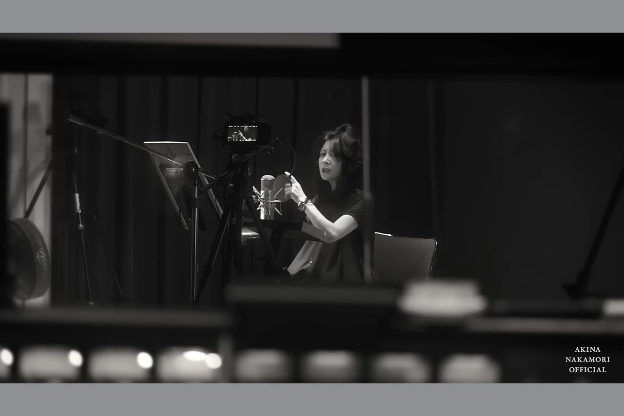 レコーディングに臨む中森明菜（公式YouTubeチャンネルより）