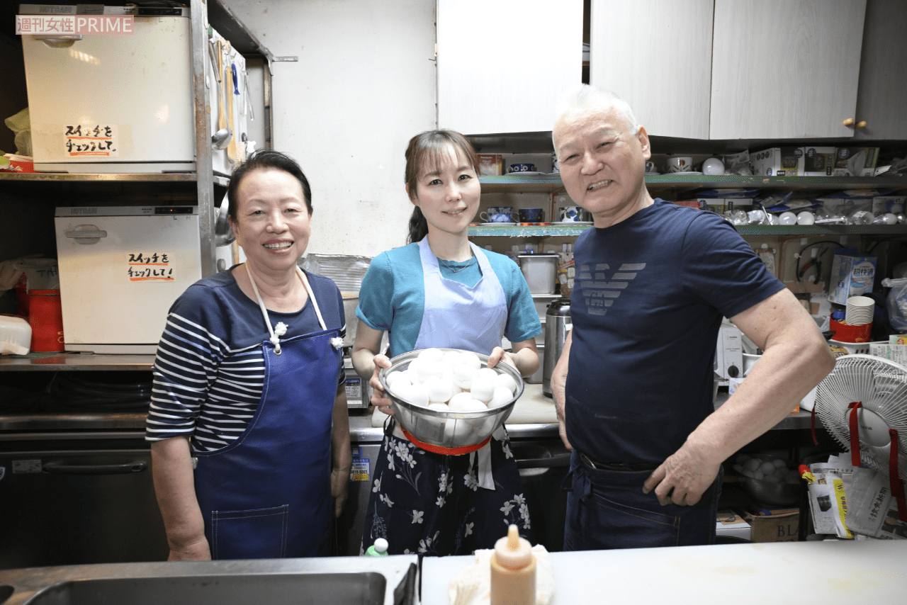 恋女房と愛娘、2人の美女とポーズ。今回の取材依頼を「いい記念だわ」と笑って承諾してくれた（撮影／渡邉智裕）