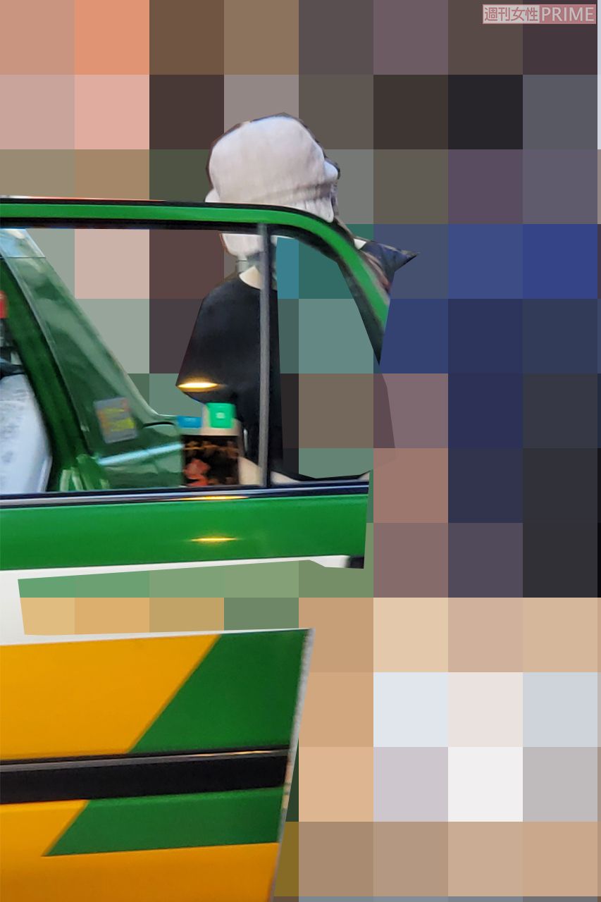 タクシーに乗り込む小室佳代さん（2/3）