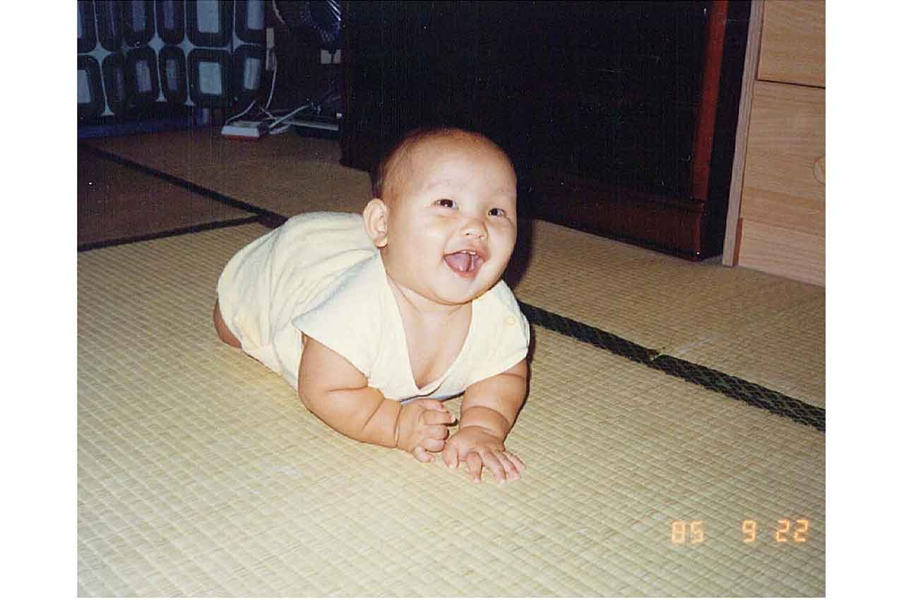 視覚障がいのある実業家・成澤俊輔さん。赤ちゃんのころ