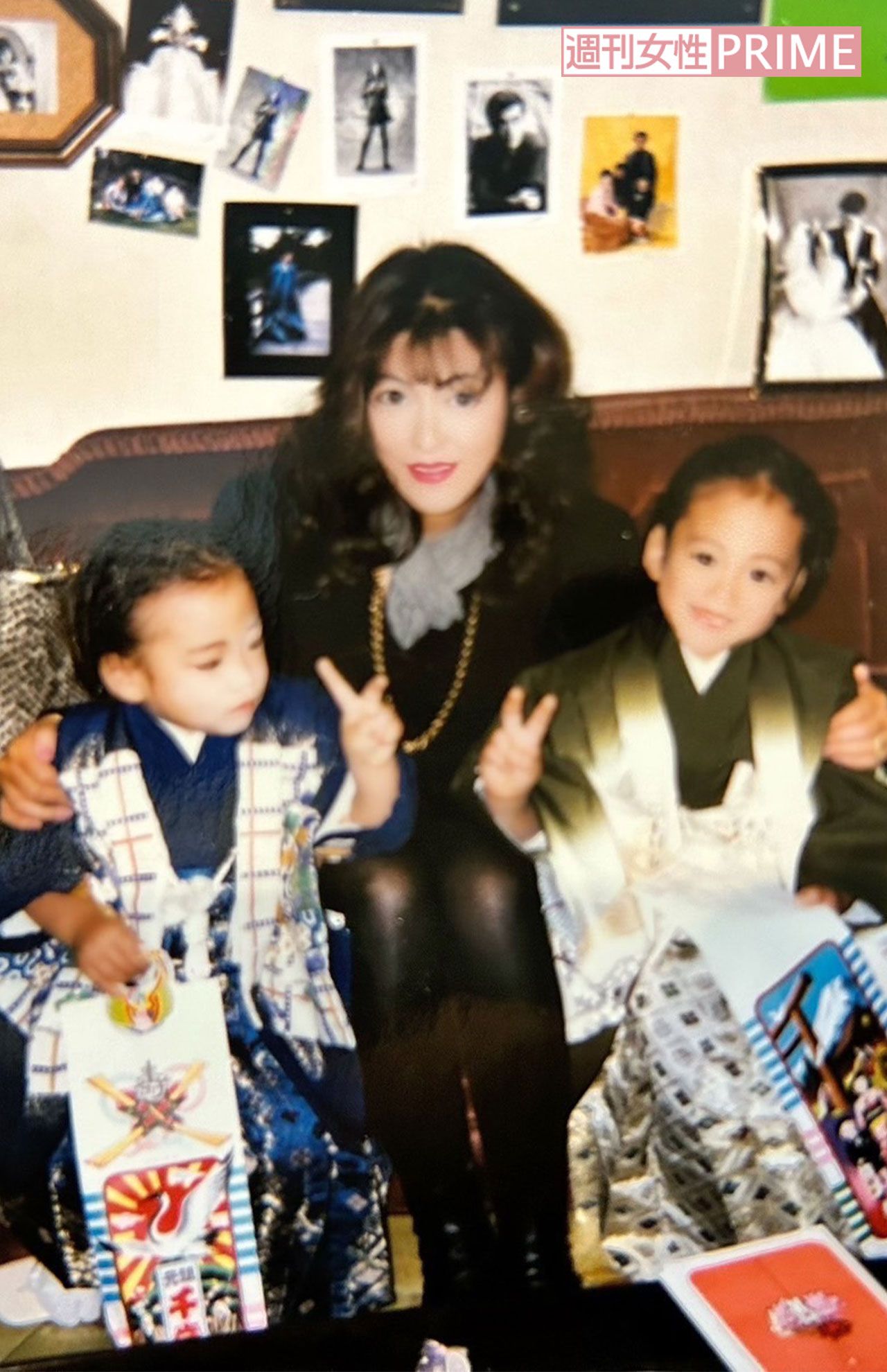 幼い頃の『Kis-My-Ft2』千賀健永（右）と弟の丈意さんと母・千賀のり子さん