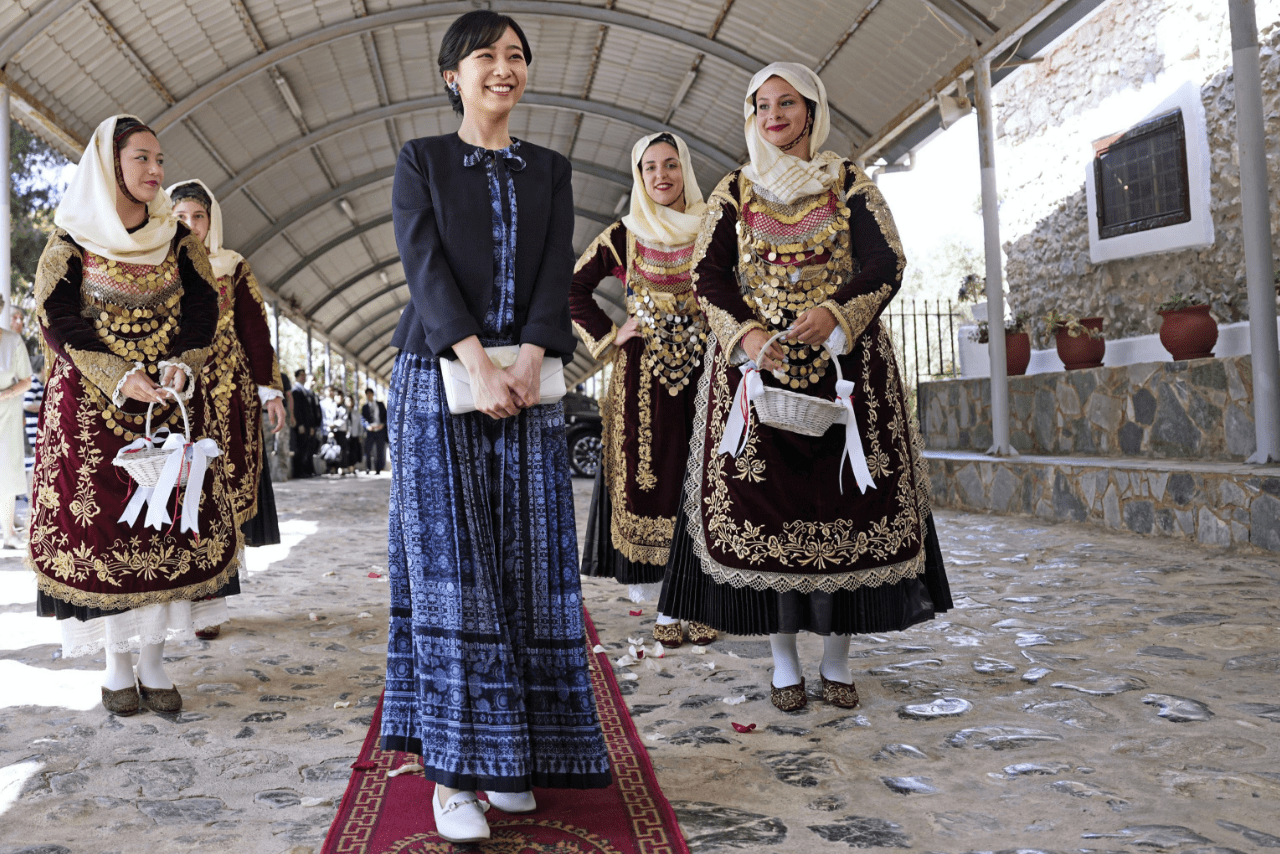 ギリシャ訪問中、サラミナ島の修道院で。伝統的な花嫁衣装の女性から、バラの花びらのシャワーで歓迎された（2024年5月27日）写真／共同通信