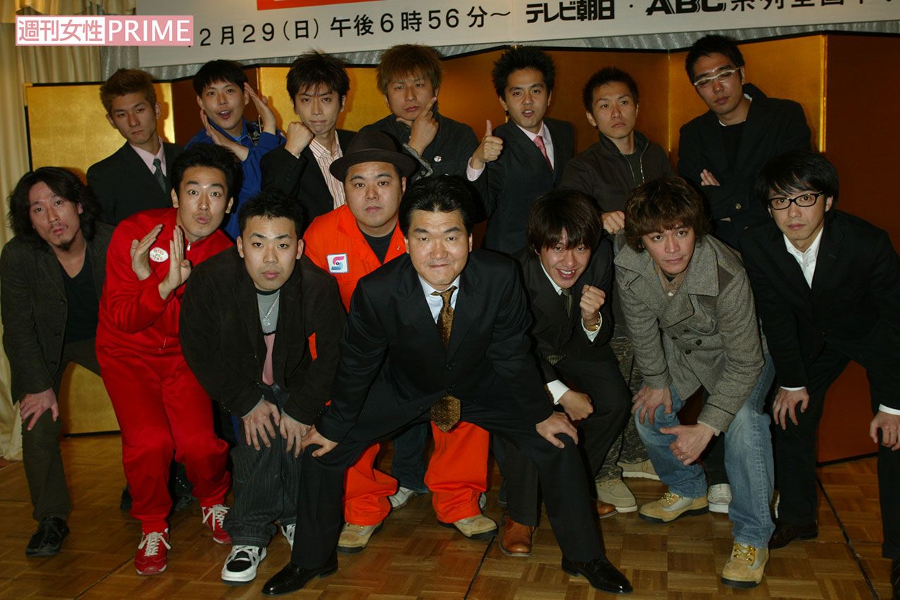 2002年に開催された第2回『M-1グランプリ』の出場者たちと島田紳助