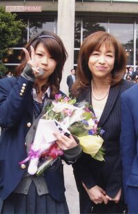 2006年3月、中学校卒業式に出席した坂口杏里と良子さん