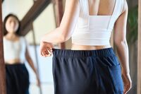 美容家が教える「くびれづくりメソッド」つかんでひっぱるだけ、寝た姿勢でできるズボラのための“セルフケ…