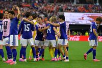 サッカーW杯、日本代表決勝トーナメント進出の瞬間を見守るサポーター増加で起きた「電車ガラガラ」現象