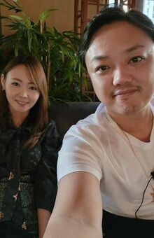 奥様との一枚（与沢翼氏のインスタグラムより）