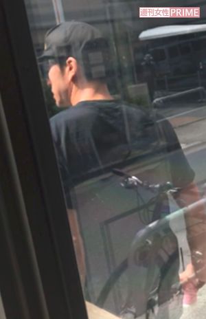 店を後にする長瀬智也