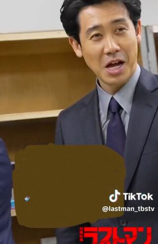 日曜劇場『ラストマン』のTikTok公式アカウントで永瀬廉がiQOSらしきものを棚に入れるシーンに急遽モザイク（中央下）がかけられた