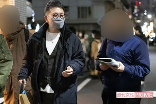 お笑いライブ終わりに記者からの直撃取材を受ける宮迫博之