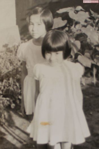 3歳の秋山さん。9人きょうだいの末っ子として大勢に囲まれ育つ