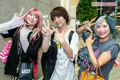 取材中に『ぱーてぃーちゃん』メンバーそろって決めポーズも披露