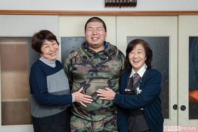 「6パックに憧れるけど、ずっと1パックのまま」と笑う栄太さんのお腹を触り、「ここを触るのが恒例行事」と谷さん（右）。「アイスはお風呂上がりにひとつだけだよ」と奥山さん　撮影／伊藤和幸