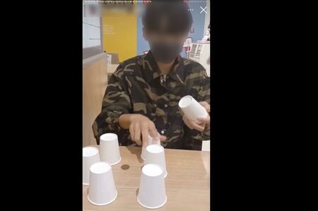 寿司に消毒スプレーを噴射したと思しき少年はフードコートでも大量のコップを“マジック用”に消費して（インスタグラムより）