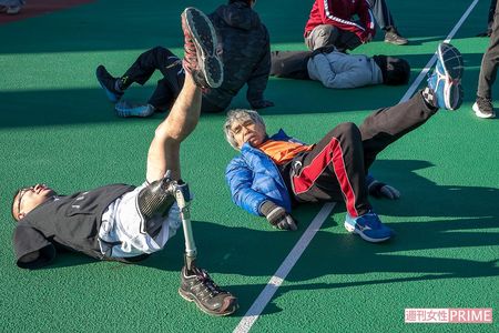 練習会では、参加者たちと一緒になってストレッチをしたり、走ったり。なるべく多くの人と話をしようと、動き回っていた　撮影／伊藤和幸