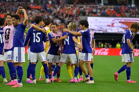サッカーW杯、日本代表決勝トーナメント進出の瞬間を見守るサポーター増加で起きた「電車ガラガラ」現象
