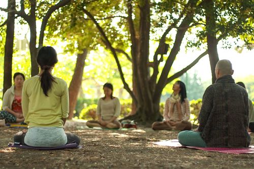 年数回、全国各地で開く「アウトドア座禅&ヨガ」。外で座禅すると、景色の見え方が違うという