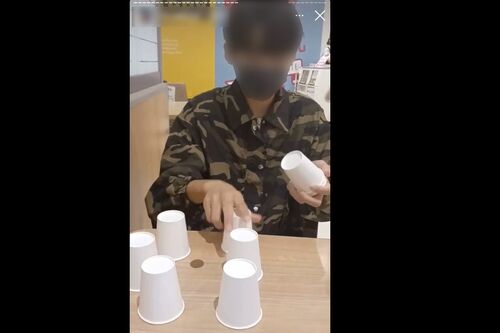 寿司に消毒スプレーを噴射したと思しき少年はフードコートでも大量のコップを“マジック用”に消費して（インスタグラムより）