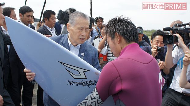 砂浜に下り、積極的にサーファーに質問する森喜朗会長＝6月7日、千葉・釣ケ崎海岸で